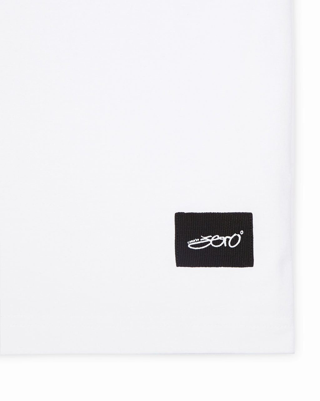 Closeup of the zero tag on the white Zerodays basic t-shirt